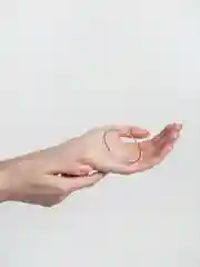 Золотой браслет с крючком и бисером