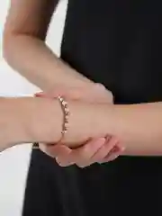 Золотой браслет с жемчугом мини с застежкой тоггл