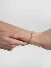 Золотой браслет с жемчугом мини с застежкой тоггл