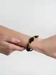 Черный браслет из шнура, с узелками, оберег