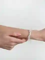 Прозрачный браслет с бусинами