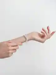 Прозрачный браслет с бусинами