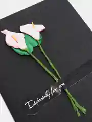 Открытка из крафтовой бумаги с цветком