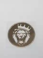 Золотой металлическая наклейка-стикер "Лев с Короной в круге" на телефон, автомобиль