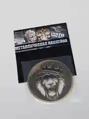 Золотой металлическая наклейка-стикер "Лев с Короной в круге" на телефон, автомобиль