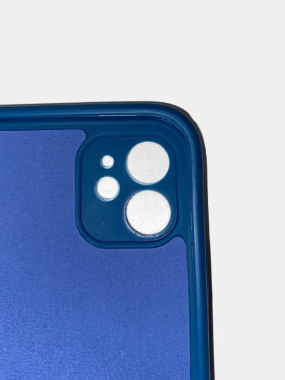 Синий чехол силиконовый с защитой камеры для iPhone 11 с бархатной подкладкой