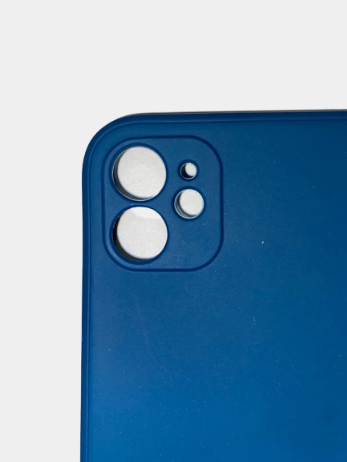 Синий чехол силиконовый с защитой камеры для iPhone 11 с бархатной подкладкой
