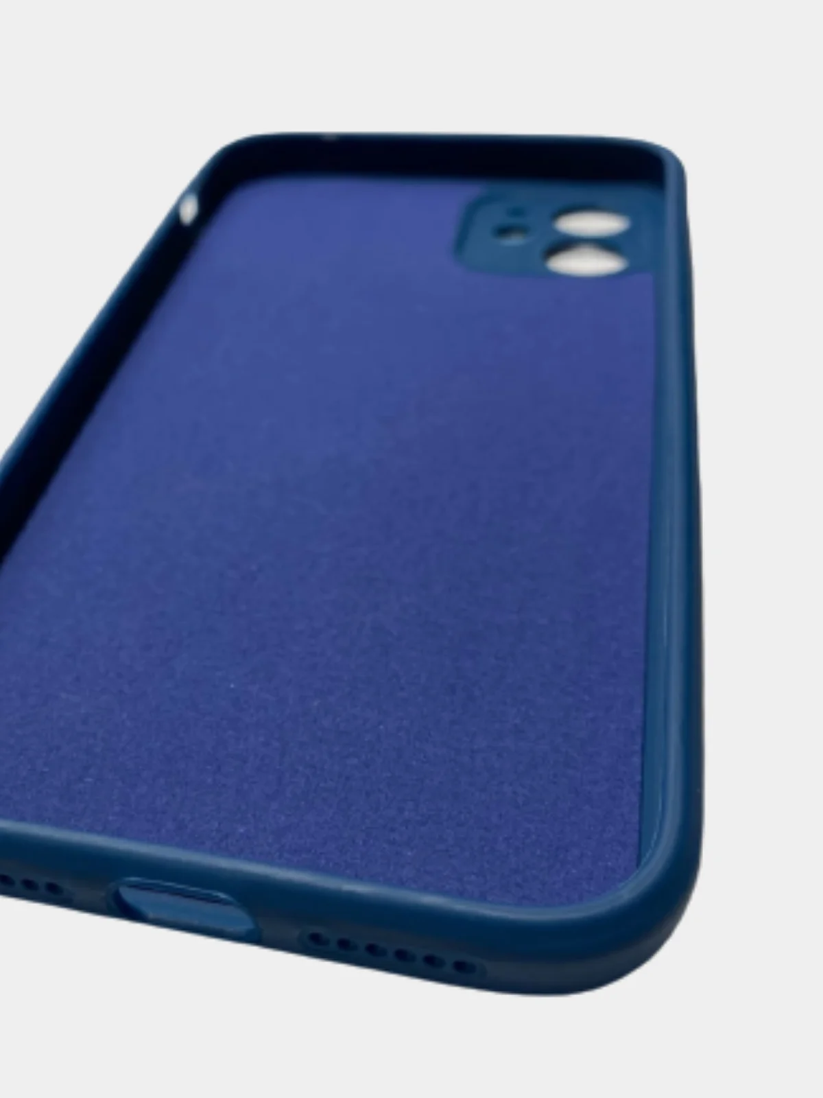 Синий чехол силиконовый с защитой камеры для iPhone 11 с бархатной подкладкой