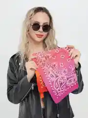 Коралловый меланж бандана с классическим принтом