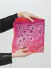Коралловый меланж бандана с классическим принтом
