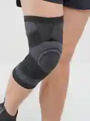 Черный бандаж коленного сустава