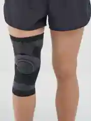 Черный бандаж коленного сустава