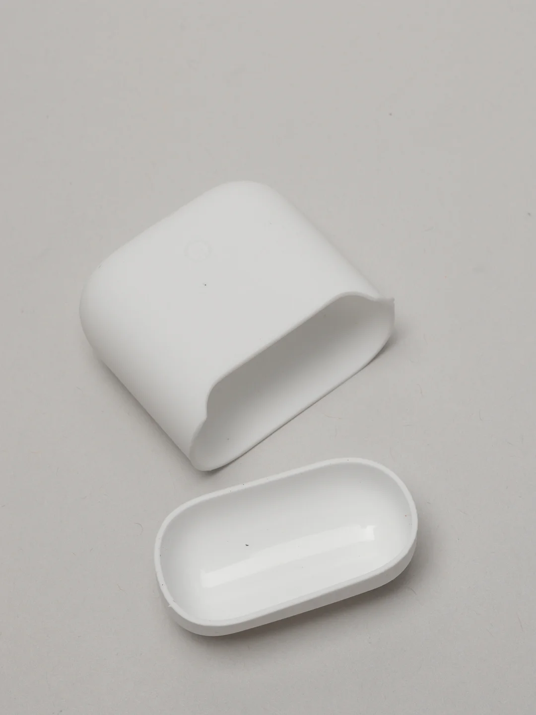 Белый силиконовый чехол для Airpods