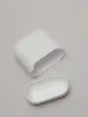 Белый силиконовый чехол для Airpods