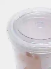 Небесно-голубой cтакан с крышкой для вкусных напитков и коктейлей.