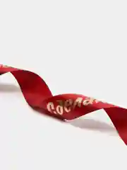 Бордовый лента с надписью "Сделано с любовью"