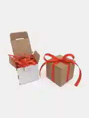 Алый подарочный набор Коробка 8см*8см*8см с наполнителем и лентой