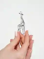 Белый брошь "Жираф", 2 цвета