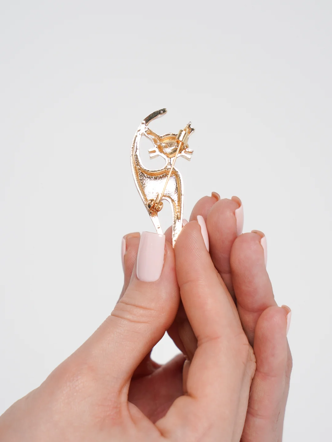 Белый брошь "Кошка", 2 цвета