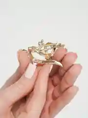 Белый брошь "Змея", 2 цвета