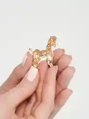 Белый брошь "Собака", со стразами, 2 цвета