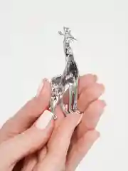 Белый брошь "Жираф", 2 цвета