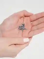 Серый металлик брошь на булавке