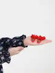 Красный заколка с бантиком. Заколка с цветком