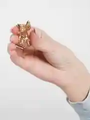Белый брошь с эмалью "Черный кот"