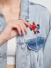 Красный брошь "Кошка"