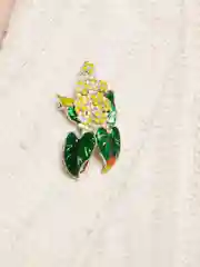 Лимонный брошь "Сирень"