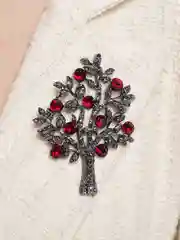 Багровый брошь "Волшебное дерево"