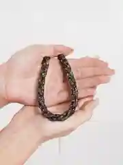 Бусы разноцветные с камнями в сетке