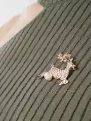Бронзовый брошь на булавке