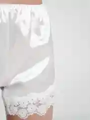 Белый шорты женские с кружевом