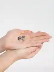 Серый металлик брошь на булавке