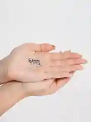 Серый металлик брошь на булавке