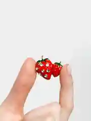 Алый брошь "Ягода клубника"