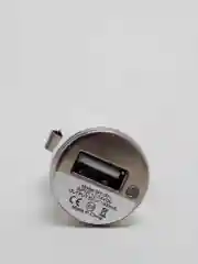 Белый автомобильное зарядное устройство USB