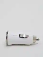 Белый автомобильное зарядное устройство USB