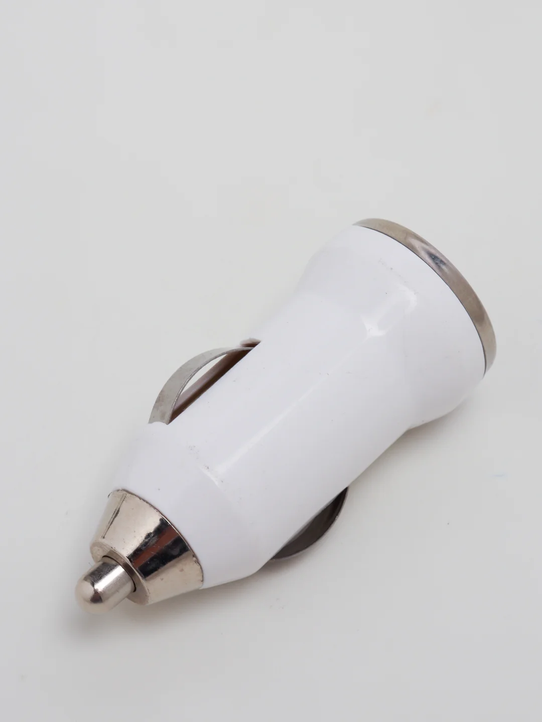 Белый автомобильное зарядное устройство USB