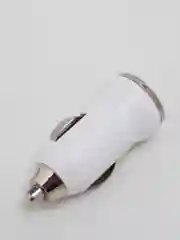 Белый автомобильное зарядное устройство USB