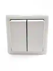Белый выключатель двухклавишный Schneider Electric открытой установки с изолирующей пластиной