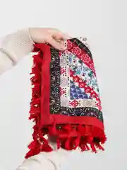 Красный шарф-платок с кисточками