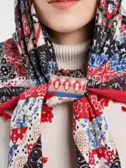 Красный шарф-платок с кисточками