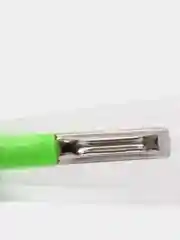 Зеленый овощечистка с контейнером