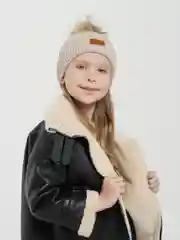 Бежевый детская шапка, со съемным помпоном, из меха енота