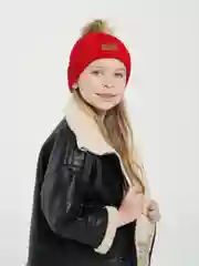 Красный детская шапка, со съемным помпоном, из меха енота