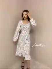 Белое платье в горошек