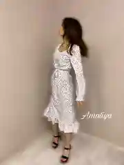 Белое платье в горошек